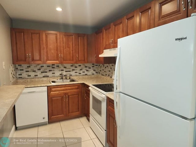 3 of 11 - 4174 Inverrary Dr 811, Lauderhill, FL