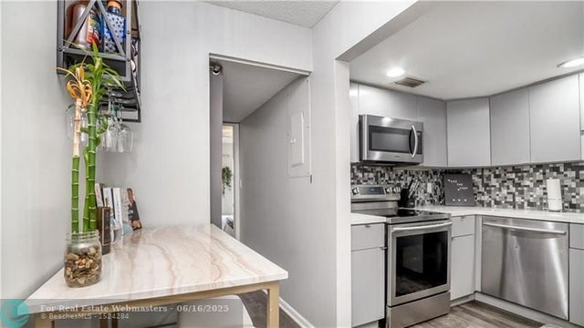 3 of 23 - 410 Se 11th Ct 1, Fort Lauderdale, FL