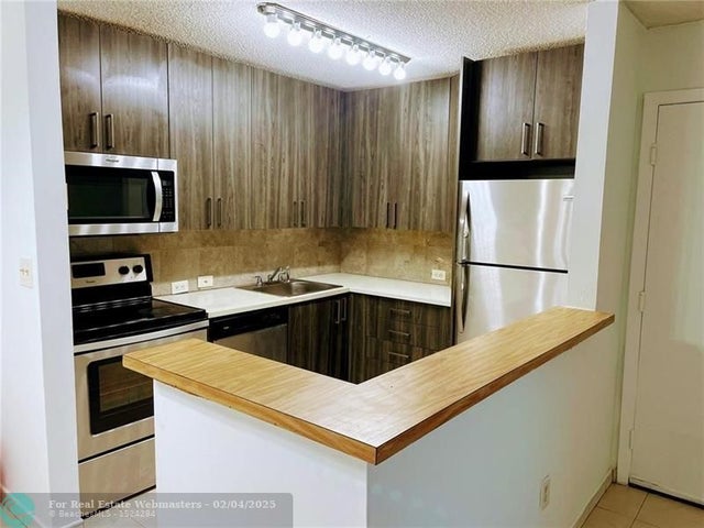 1 of 8 - 771 Ne 199th St 105, Miami, FL