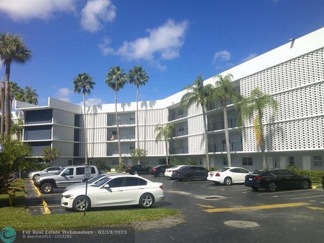 2 of 10 - 877 Ne 195th St 217, Miami, FL