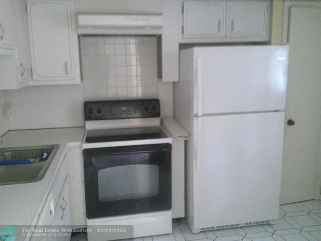 5 of 10 - 877 Ne 195th St 217, Miami, FL
