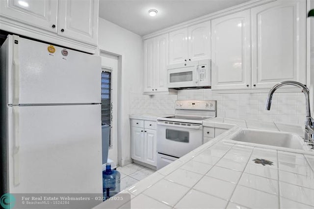2 of 27 - 4706 Nw 36th St 605, Lauderdale Lakes, FL
