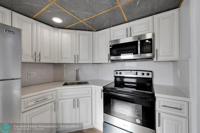 4 of 12 - 1021 Crystal Lake Dr 202, Deerfield Beach, FL