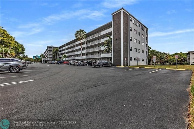 2 of 41 - 4800 Hillcrest Ln 314, Hollywood, FL