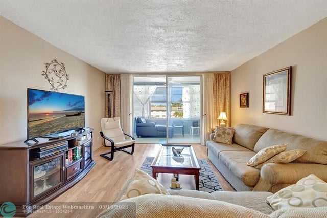 1 of 33 - 2841 Somerset Dr 318, Lauderdale Lakes, FL