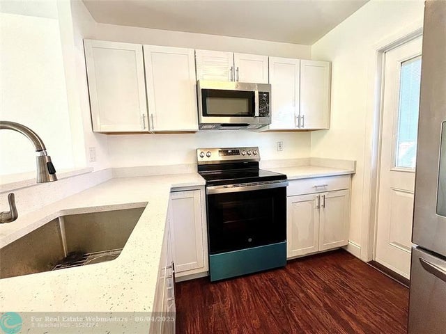 4 of 38 - 5001 W Oakland Park Blvd 111, Lauderdale Lakes, FL