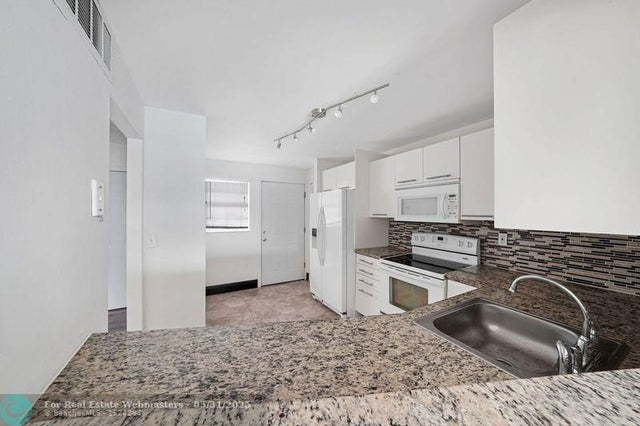 4 of 30 - 1750 Ne 191st St 519, Miami, FL