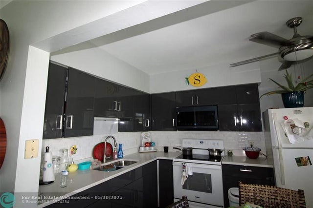 5 of 6 - 2001 Ne 38th St 10, Lighthouse Point, FL