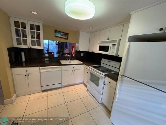 3 of 60 - 900 Colony Point Cir 407, Pembroke Pines, FL