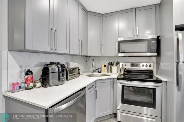 1 of 24 - 2617 Nw 9th Ave, Wilton Manors, FL