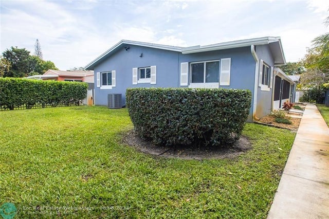 3 of 27 - 2432 Sherman St, Hollywood, FL