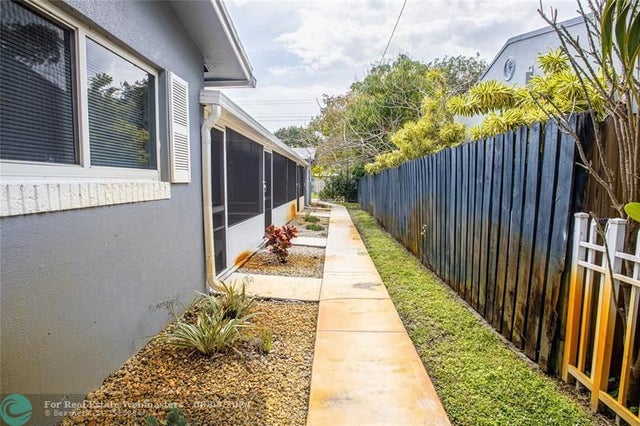 4 of 27 - 2432 Sherman St, Hollywood, FL