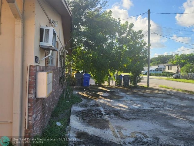 3 of 19 - 2440 Hayes St, Hollywood, FL