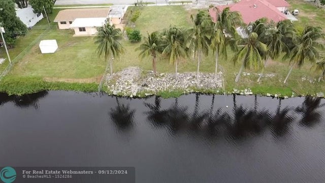 3 of 5 - 24 Northwest Ave, Oakland Park, FL