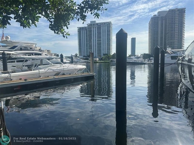 1 of 4 - 19777 E Country Club Dr, Aventura, FL