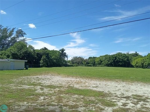 1 of 5 - 2014 Nw 28th St, Oakland Park, FL