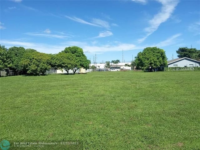 2 of 5 - 2014 Nw 28th St, Oakland Park, FL