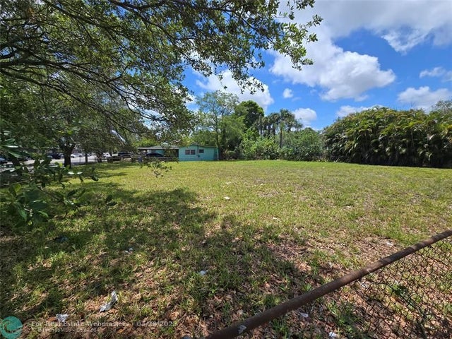 1 of 3 - 833 Nw 12th Ave, Fort Lauderdale, FL