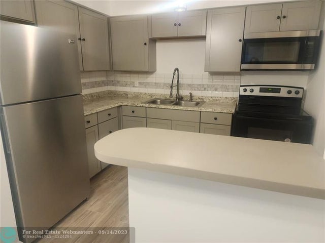 2 of 19 - 900 Sw 11th St 3, Hallandale, FL