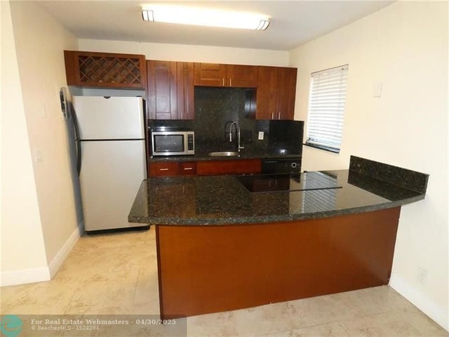 3 of 6 - 1100 Ne 9th Ave 202, Fort Lauderdale, FL