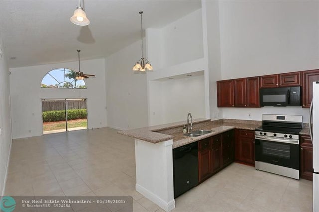 4 of 33 - 6609 Marissa Cir, Lake Worth, FL