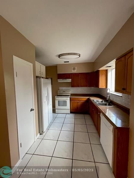 3 of 16 - 359 E Dayton Cir, Fort Lauderdale, FL