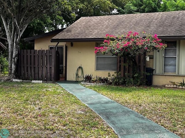 1 of 13 - 117 Essex Rd, Hollywood, FL