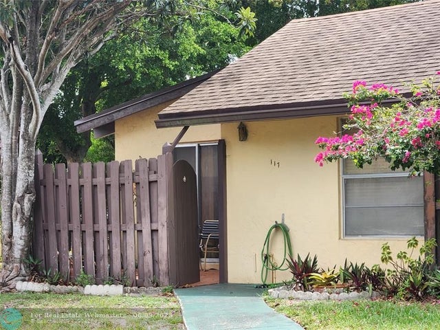 2 of 13 - 117 Essex Rd, Hollywood, FL
