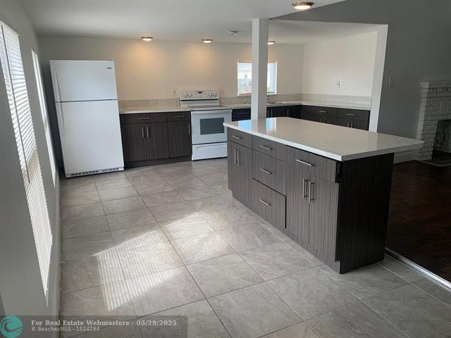 3 of 7 - 2212 Division Ave, West Palm Beach, FL