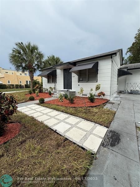 4 of 26 - 626 37th St, West Palm Beach, FL