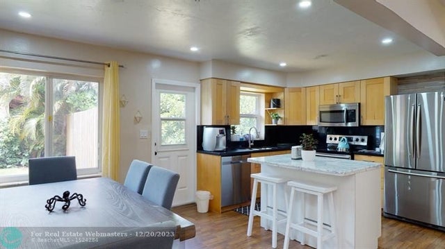 4 of 27 - 1701 N 46th Ave, Hollywood, FL