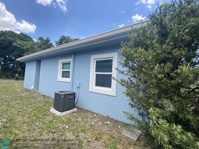 2 of 10 - 2404 Florida Ave, Fort Pierce, FL
