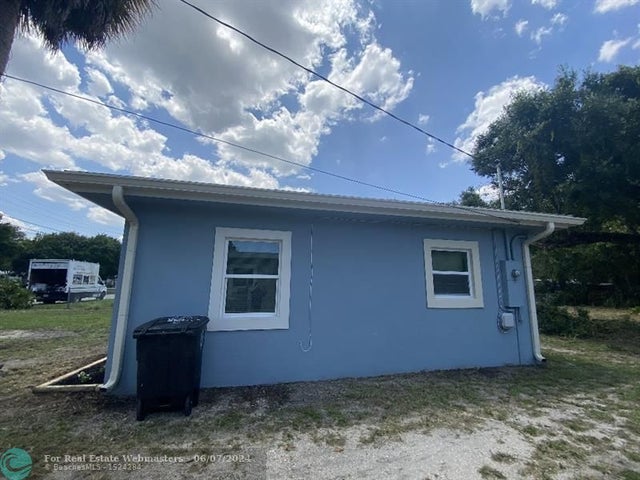 3 of 10 - 2404 Florida Ave, Fort Pierce, FL