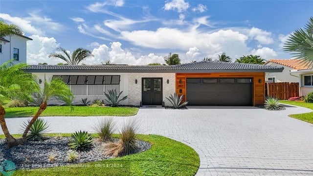 1 of 52 - 3921 Ne 26th Ave, Lighthouse Point, FL