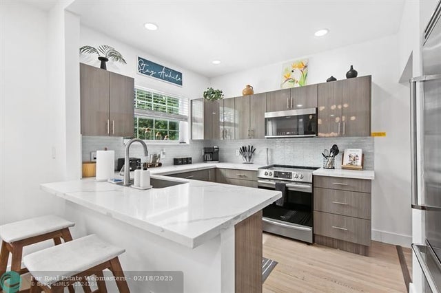 5 of 25 - 615 Se 11th Ave, Fort Lauderdale, FL