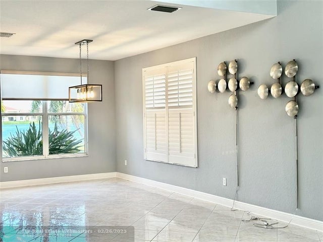 5 of 31 - 1886 Sw Grey Falcon Cir, Vero Beach, FL