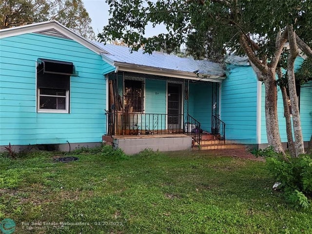 1 of 19 - 704 Beach Ct, Fort Pierce, FL