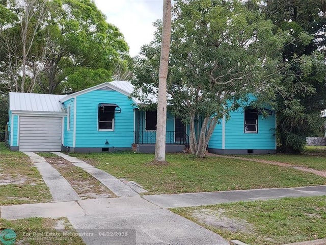 2 of 19 - 704 Beach Ct, Fort Pierce, FL