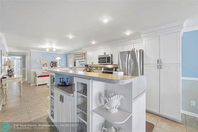 3 of 36 - 5450 Lagoon Dr, Fort Lauderdale, FL