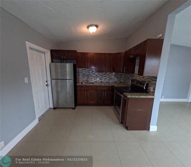 4 of 35 - 1365 11th St, West Palm Beach, FL