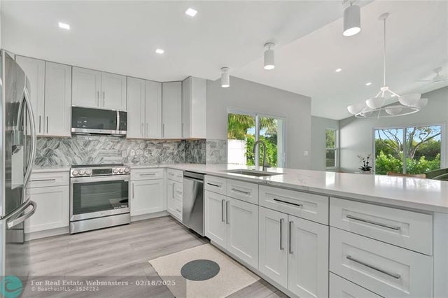 4 of 7 - 6121 Brandon St, West Palm Beach, FL