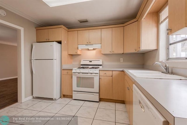 2 of 33 - 1338 Crest Dr, Lake Worth, FL