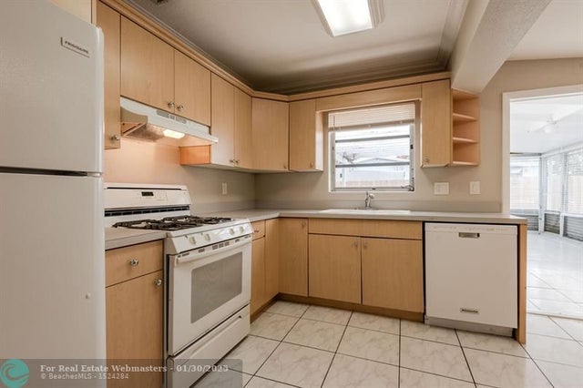 3 of 33 - 1338 Crest Dr, Lake Worth, FL