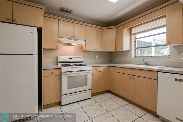 5 of 33 - 1338 Crest Dr, Lake Worth, FL