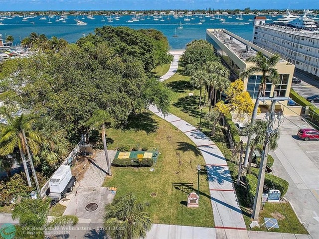 4 of 27 - 400 45th St, West Palm Beach, FL