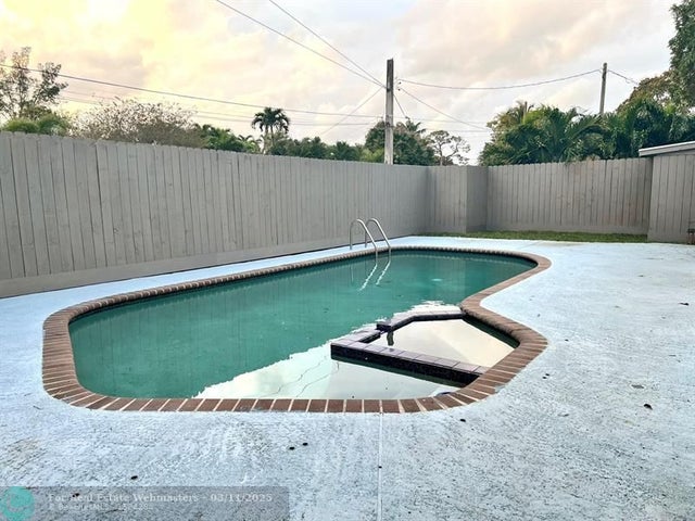 4 of 48 - 801 Ne 36th St, Oakland Park, FL