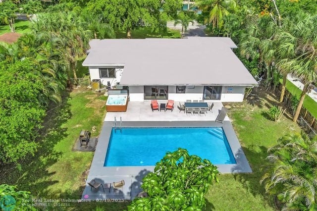 2 of 51 - 410 E Country Club Cir, Plantation, FL