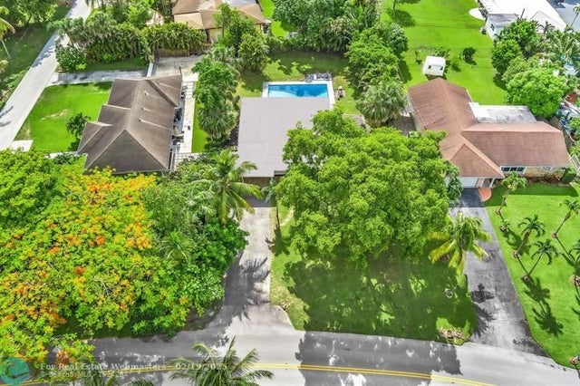 3 of 51 - 410 E Country Club Cir, Plantation, FL