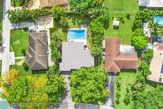 4 of 51 - 410 E Country Club Cir, Plantation, FL