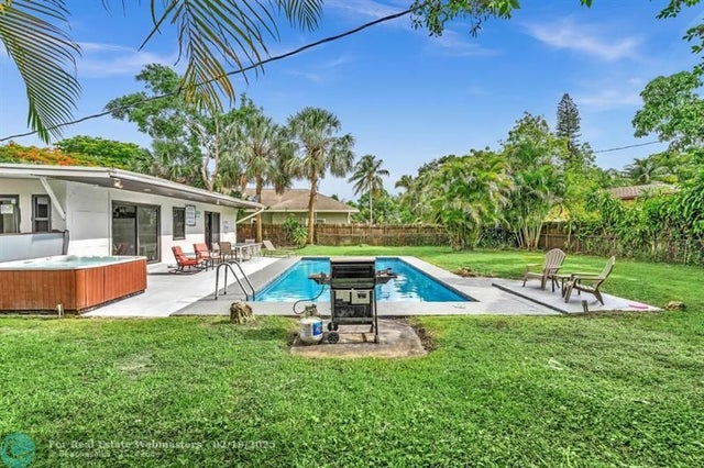 5 of 51 - 410 E Country Club Cir, Plantation, FL